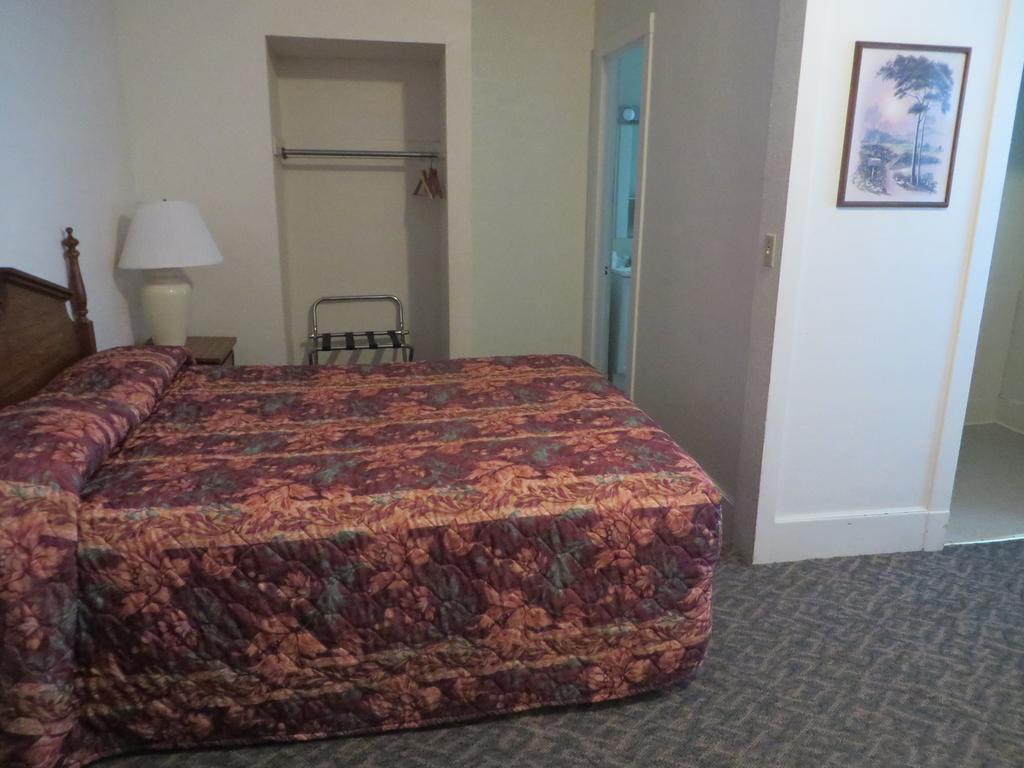 Travelers Hotel Rochester Room photo